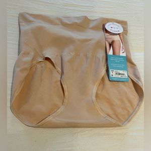 🔥NWT Assets by Spanx Shaping Panty